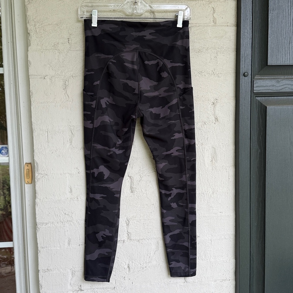 Athleta Black/Gray Camo Ultimate Stash
Pocket Camo 7/8 Tights Size Small - Picture 5 of 11
